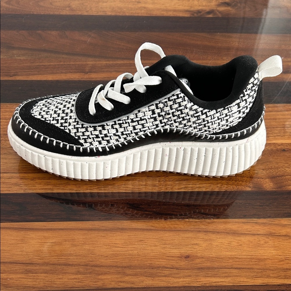 Black and White Patterned Sneakers - Picture 3 of 4
